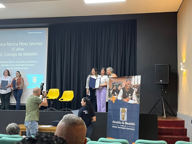 Felicitamos a nuestra rectora, Claudia María Gómez Hoyos, por el valioso reconocimiento recibido en conmemoración de sus 15 años como directora de la Institución Educativa Fe y Alegría La Cima.